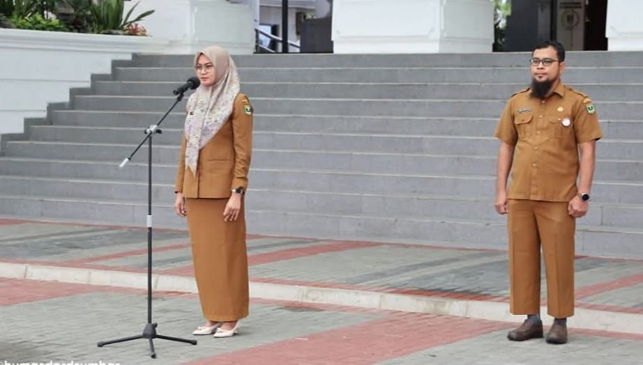 Langit pagi di halaman Sekretariat DPRD Provinsi Sumatera Barat menjadi saksi tumbuhnya semangat baru melalui rutinitas apel pagi. Suasana terasa lebih hidup saat kegiatan ini dipimpin langsung oleh Ismelda Jenreini pada Senin (6/4/2026). (Foto: IST)
