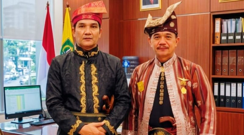 Panglima Besar Hulubalang LAMR Kota Pekanbaru, Muhammad Nasir dan Timbalan Panglima Besar Bidang Eksternal, Zulfahmi. (Foto: M. Nasir)