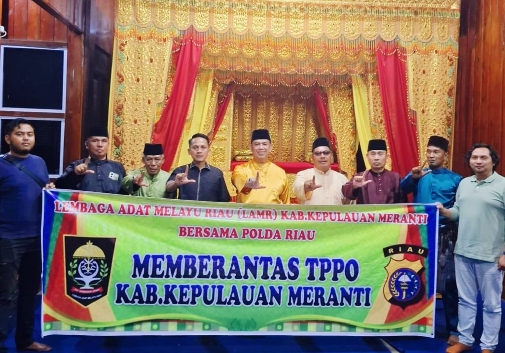 Lembaga Adat Melayu Riau (LAMR) Kabupaten Kepulauan Meranti secara resmi menyatakan dukungan penuh terhadap upaya pemberantasan Tindak Pidana Perdagangan Orang (TPPO). Komitmen ini disampaikan langsung oleh Ketua Umum DPH LAMR Kepulauan Meranti, Datuk Seri Afrizal Cik, S.Sos., M.Si, Senin malam (6/4/2026). (Foto: Humas LAMR)