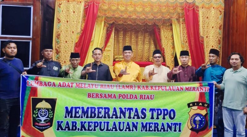 Lembaga Adat Melayu Riau (LAMR) Kabupaten Kepulauan Meranti secara resmi menyatakan dukungan penuh terhadap upaya pemberantasan Tindak Pidana Perdagangan Orang (TPPO). Komitmen ini disampaikan langsung oleh Ketua Umum DPH LAMR Kepulauan Meranti, Datuk Seri Afrizal Cik, S.Sos., M.Si, Senin malam (6/4/2026). (Foto: Humas LAMR)