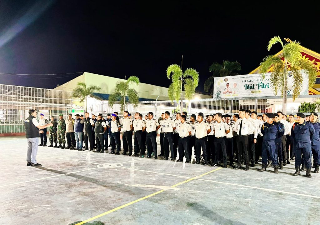 Lembaga Pemasyarakatan (Lapas) Kelas IIA Pekanbaru melaksanakan penggeledahan besar-besaran di kamar hunian warga binaan pada Senin malam (6/4/2026). (Foto: Humas Lapas llA Pekanbaru)