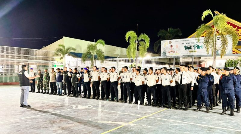 Lembaga Pemasyarakatan (Lapas) Kelas IIA Pekanbaru melaksanakan penggeledahan besar-besaran di kamar hunian warga binaan pada Senin malam (6/4/2026). (Foto: Humas Lapas llA Pekanbaru)