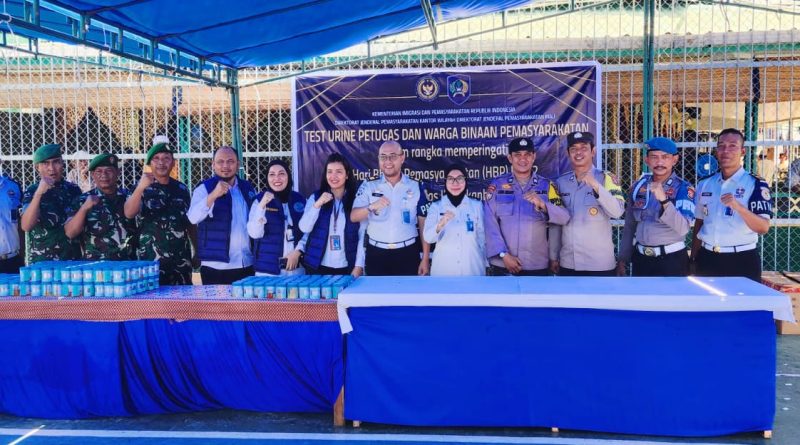 Lembaga Pemasyarakatan (Lapas) Kelas IIA Pekanbaru menggelar kegiatan tes urine massal bagi seluruh petugas dan warga binaan pada Senin (6/4/2026). (Foto: Humas Lapas llA Pekanbaru)