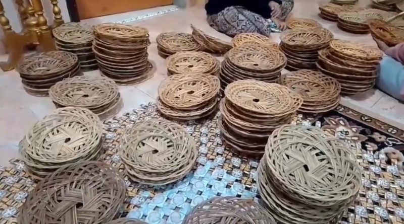 Pengolahan lidi daun sawit menjadi kerajinan piring antipecah di Merangin, Selasa (7/4/2026). (Foto: IST)