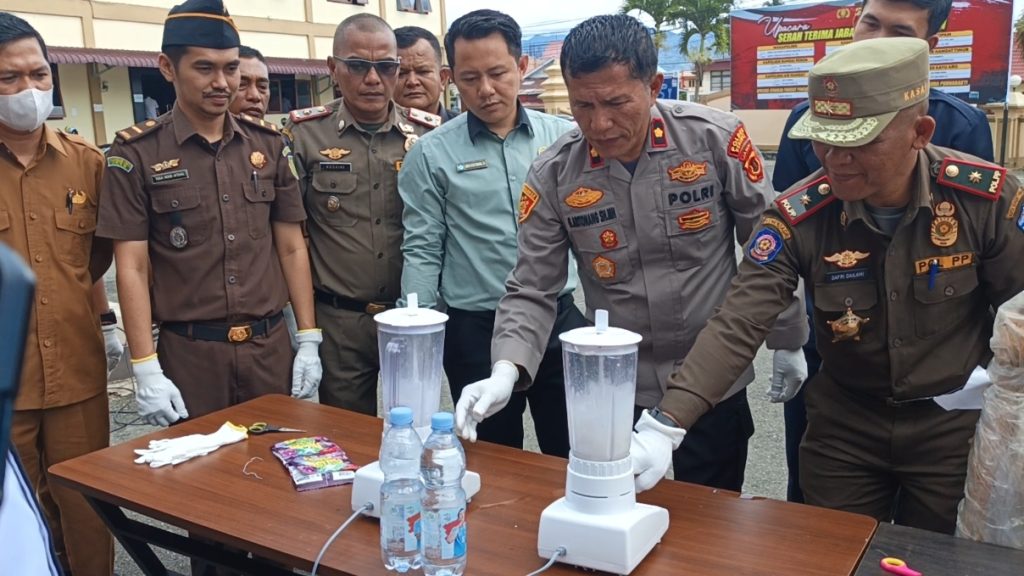 Kepolisian Resor (Polres) Kerinci melakukan pemusnahan massal barang bukti narkotika dari 19 laporan polisi serta hasil temuan masyarakat. Kegiatan ini dilaksanakan di halaman Mapolres Kerinci setelah seluruh perkara dinyatakan berkekuatan hukum tetap, Selasa (7/4/2026). (Foto: IST)
