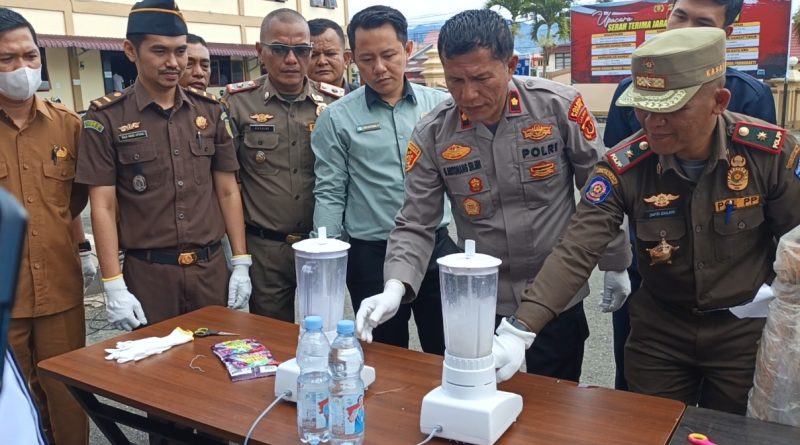 Kepolisian Resor (Polres) Kerinci melakukan pemusnahan massal barang bukti narkotika dari 19 laporan polisi serta hasil temuan masyarakat. Kegiatan ini dilaksanakan di halaman Mapolres Kerinci setelah seluruh perkara dinyatakan berkekuatan hukum tetap, Selasa (7/4/2026). (Foto: IST)
