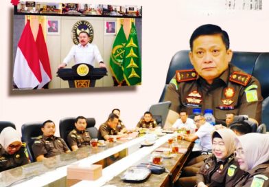 Kepala Kejaksaan Tinggi (Kajati) Riau, Dr. Sutikno, S.H., M.H., mengikuti Seminar Nasional mengenai komersialisasi hak cipta lagu dan merek. Kegiatan ini berlangsung secara daring di Rupatama Kajati Riau pada Rabu (8/4/2026). (Foto: Kajati Riau)