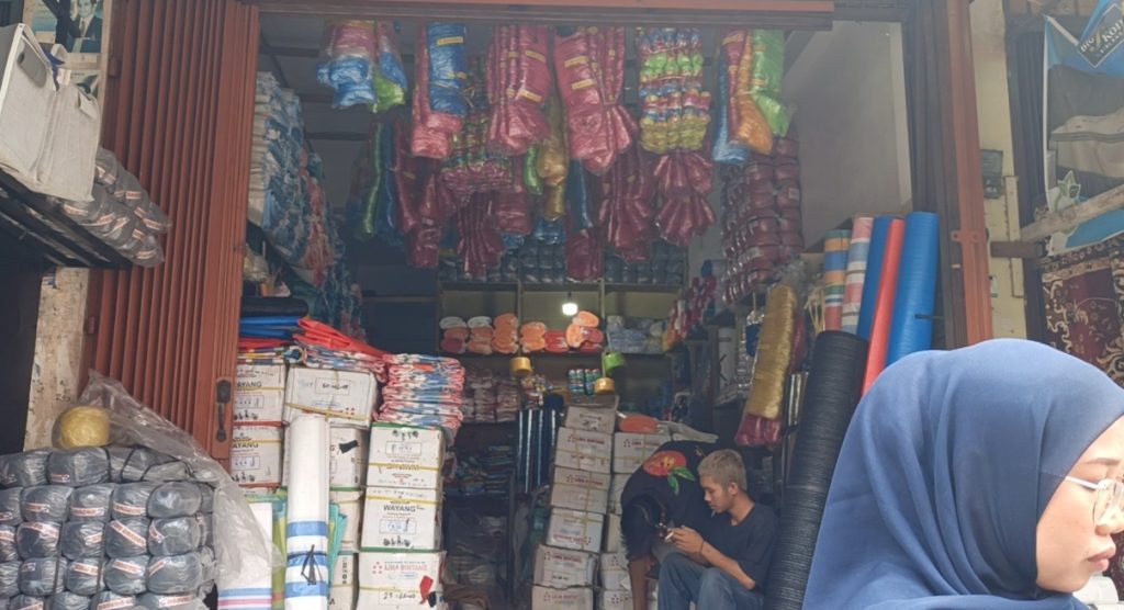 Seorang pedagang di Pasar Sungai Penuh, Novet, mengungkapkan bahwa kenaikan harga terjadi sangat drastis. Berdasarkan pantauannya, harga plastik melonjak antara 50 hingga 100 persen hanya dalam hitungan hari, Rabu (8/4/2026). (Foto: IST)