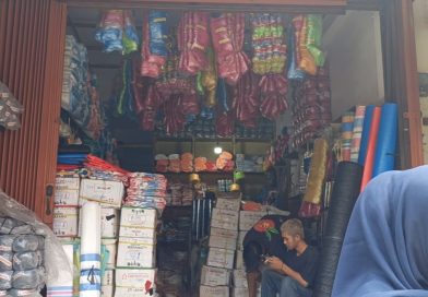 Seorang pedagang di Pasar Sungai Penuh, Novet, mengungkapkan bahwa kenaikan harga terjadi sangat drastis. Berdasarkan pantauannya, harga plastik melonjak antara 50 hingga 100 persen hanya dalam hitungan hari, Rabu (8/4/2026). (Foto: IST)