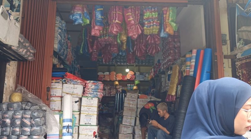 Seorang pedagang di Pasar Sungai Penuh, Novet, mengungkapkan bahwa kenaikan harga terjadi sangat drastis. Berdasarkan pantauannya, harga plastik melonjak antara 50 hingga 100 persen hanya dalam hitungan hari, Rabu (8/4/2026). (Foto: IST)