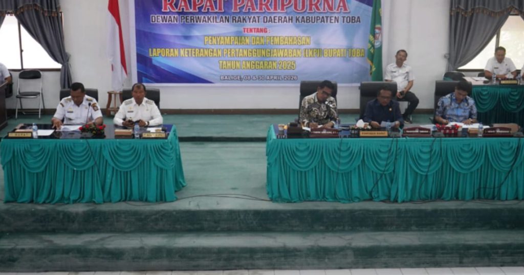 Bupati Toba, Effendi Sintong P. Napitupulu, secara resmi menyampaikan Nota Pengantar Laporan Pertanggungjawaban (LKPJ) Tahun Anggaran 2025. Dokumen tersebut dipaparkan dalam Rapat Paripurna DPRD Kabupaten Toba yang berlangsung pada Rabu (8/4/2026). (Foto: Pemkab Toba)