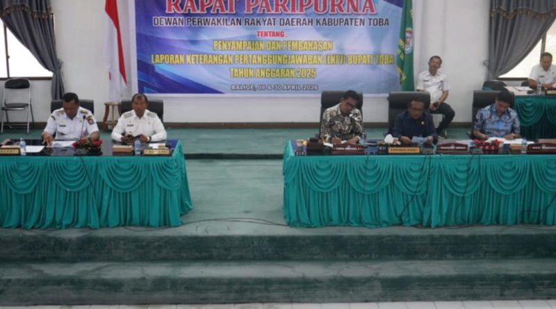 Bupati Toba, Effendi Sintong P. Napitupulu, secara resmi menyampaikan Nota Pengantar Laporan Pertanggungjawaban (LKPJ) Tahun Anggaran 2025. Dokumen tersebut dipaparkan dalam Rapat Paripurna DPRD Kabupaten Toba yang berlangsung pada Rabu (8/4/2026). (Foto: Pemkab Toba)