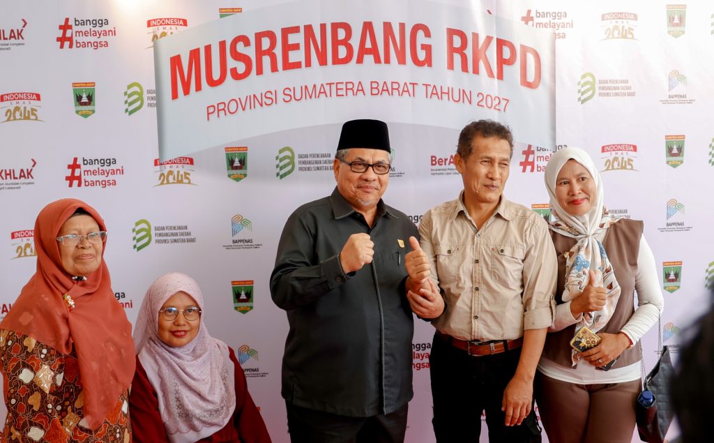Ketua DPRD Provinsi Sumatera Barat, Muhidi, menunjukkan komitmennya terhadap pembangunan inklusif dengan berdiskusi langsung bersama perwakilan penyandang disabilitas. Pertemuan ini berlangsung hangat usai pelaksanaan Musrenbang RKPD Tahun 2027 di Padang, Rabu (8/4/2026). (Foto: IST)
