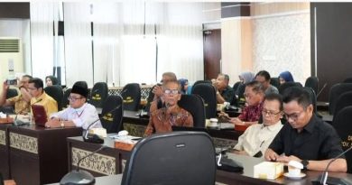 Tim Ahli DPRD Provinsi Sumatera Barat menggelar rapat rutin untuk menggali potensi strategis peningkatan Pendapatan Asli Daerah (PAD). Fokus utama pembahasan kali ini adalah optimalisasi produksi pembenihan udang vaname di UPTD BPBALP Instalasi Sungai Nipah, Rabu (8/4/2026). (Foto: IST)