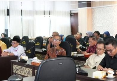 Tim Ahli DPRD Provinsi Sumatera Barat menggelar rapat rutin untuk menggali potensi strategis peningkatan Pendapatan Asli Daerah (PAD). Fokus utama pembahasan kali ini adalah optimalisasi produksi pembenihan udang vaname di UPTD BPBALP Instalasi Sungai Nipah, Rabu (8/4/2026). (Foto: IST)