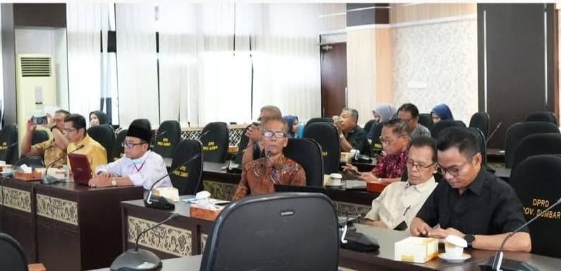 Tim Ahli DPRD Provinsi Sumatera Barat menggelar rapat rutin untuk menggali potensi strategis peningkatan Pendapatan Asli Daerah (PAD). Fokus utama pembahasan kali ini adalah optimalisasi produksi pembenihan udang vaname di UPTD BPBALP Instalasi Sungai Nipah, Rabu (8/4/2026). (Foto: IST)
