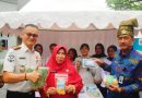 Lapas Kelas IIA Pekanbaru turut memeriahkan pembukaan bazaar produk hasil karya warga binaan dalam rangka memperingati Hari Bhakti Pemasyarakatan (HBP) ke-62. Kegiatan yang diinisiasi Kantor Wilayah Kemenkumham Riau ini digelar di halaman Rutan Kelas I Pekanbaru, Kamis (9/4/2026). (Foto: Humas Lapas llA Pekanbaru)