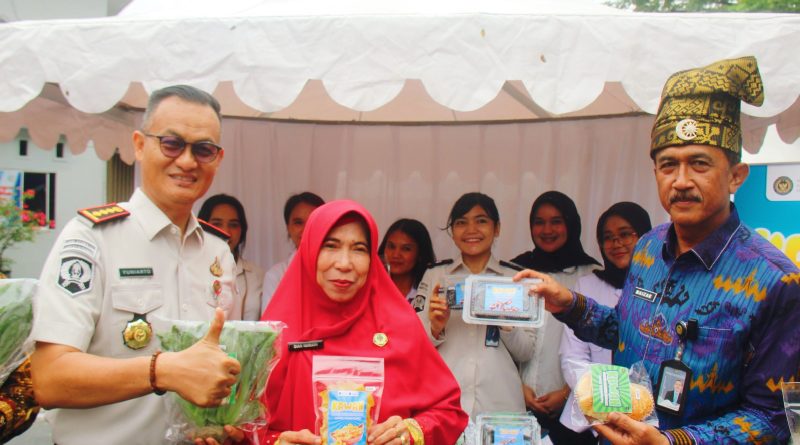 Lapas Kelas IIA Pekanbaru turut memeriahkan pembukaan bazaar produk hasil karya warga binaan dalam rangka memperingati Hari Bhakti Pemasyarakatan (HBP) ke-62. Kegiatan yang diinisiasi Kantor Wilayah Kemenkumham Riau ini digelar di halaman Rutan Kelas I Pekanbaru, Kamis (9/4/2026). (Foto: Humas Lapas llA Pekanbaru)