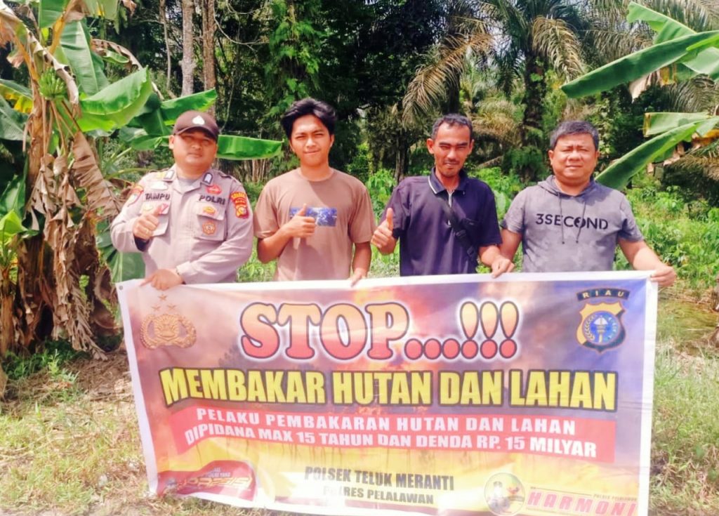 Jajaran Polsek Teluk Meranti terus bergerak aktif dalam mencegah terjadinya kebakaran hutan dan lahan (Karhutla). Kali ini, petugas melaksanakan penyebaran Maklumat Kapolda Riau sekaligus melakukan pembinaan dan penyuluhan (Binluh) kepada warga, Jumat (10/4/2026). (Foto: Polsek Teluk Meranti Pelalawan)