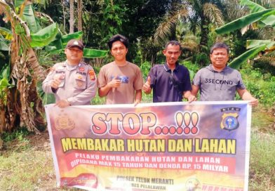 Jajaran Polsek Teluk Meranti terus bergerak aktif dalam mencegah terjadinya kebakaran hutan dan lahan (Karhutla). Kali ini, petugas melaksanakan penyebaran Maklumat Kapolda Riau sekaligus melakukan pembinaan dan penyuluhan (Binluh) kepada warga, Jumat (10/4/2026). (Foto: Polsek Teluk Meranti Pelalawan)