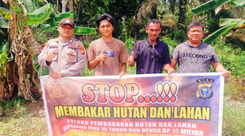 Jajaran Polsek Teluk Meranti terus bergerak aktif dalam mencegah terjadinya kebakaran hutan dan lahan (Karhutla). Kali ini, petugas melaksanakan penyebaran Maklumat Kapolda Riau sekaligus melakukan pembinaan dan penyuluhan (Binluh) kepada warga, Jumat (10/4/2026). (Foto: Polsek Teluk Meranti Pelalawan)