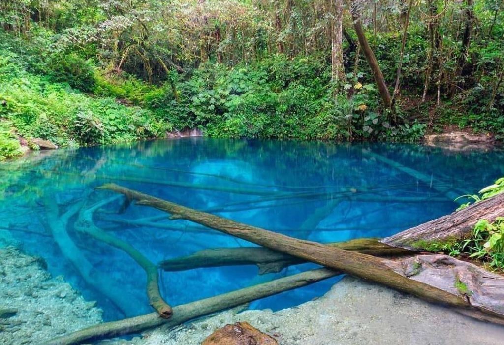 Danau Kaco, sebuah oase biru yang terletak jauh di dalam kawasan Taman Nasional Kerinci Seblat (TNKS). (Foto: IST/Dewi Yulianti)