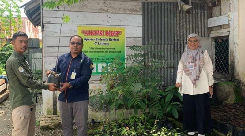 Neneng Susanti, Kepala KPHP Unit Kerinci dalam Acara Penyerahan Bibit Pohon. (Foto: IST)