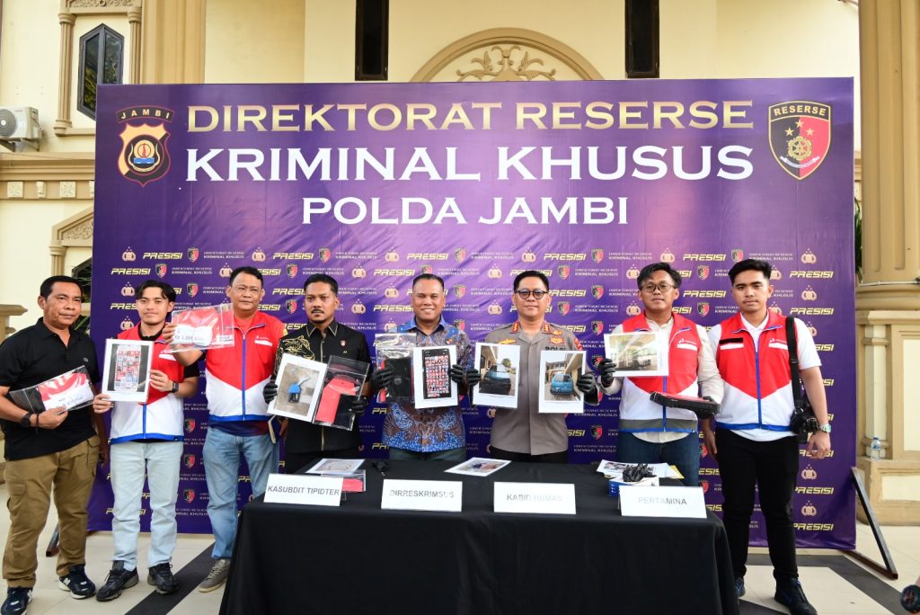 Polda Jambi menggelar konferensi pers terkait keberhasilan mengungkap praktik mafia minyak dan gas (migas) di wilayah Kabupaten Bungo, Jumat (10/4/2026). (Foto: Humas Polda Jambi)