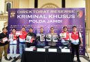Polda Jambi menggelar konferensi pers terkait keberhasilan mengungkap praktik mafia minyak dan gas (migas) di wilayah Kabupaten Bungo, Jumat (10/4/2026). (Foto: Humas Polda Jambi)
