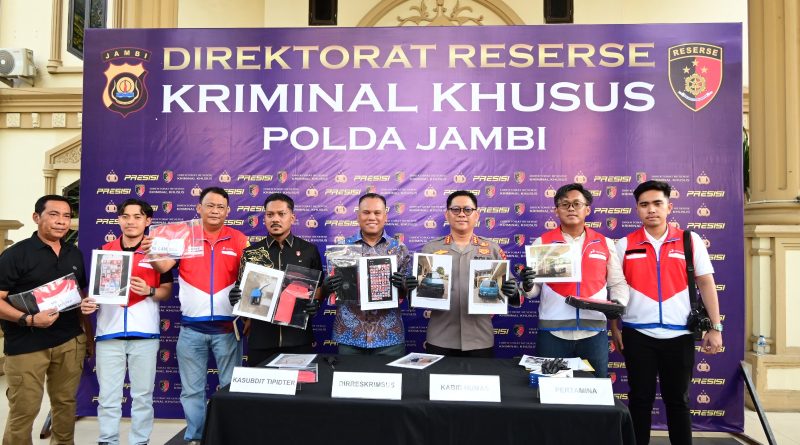 Polda Jambi menggelar konferensi pers terkait keberhasilan mengungkap praktik mafia minyak dan gas (migas) di wilayah Kabupaten Bungo, Jumat (10/4/2026). (Foto: Humas Polda Jambi)