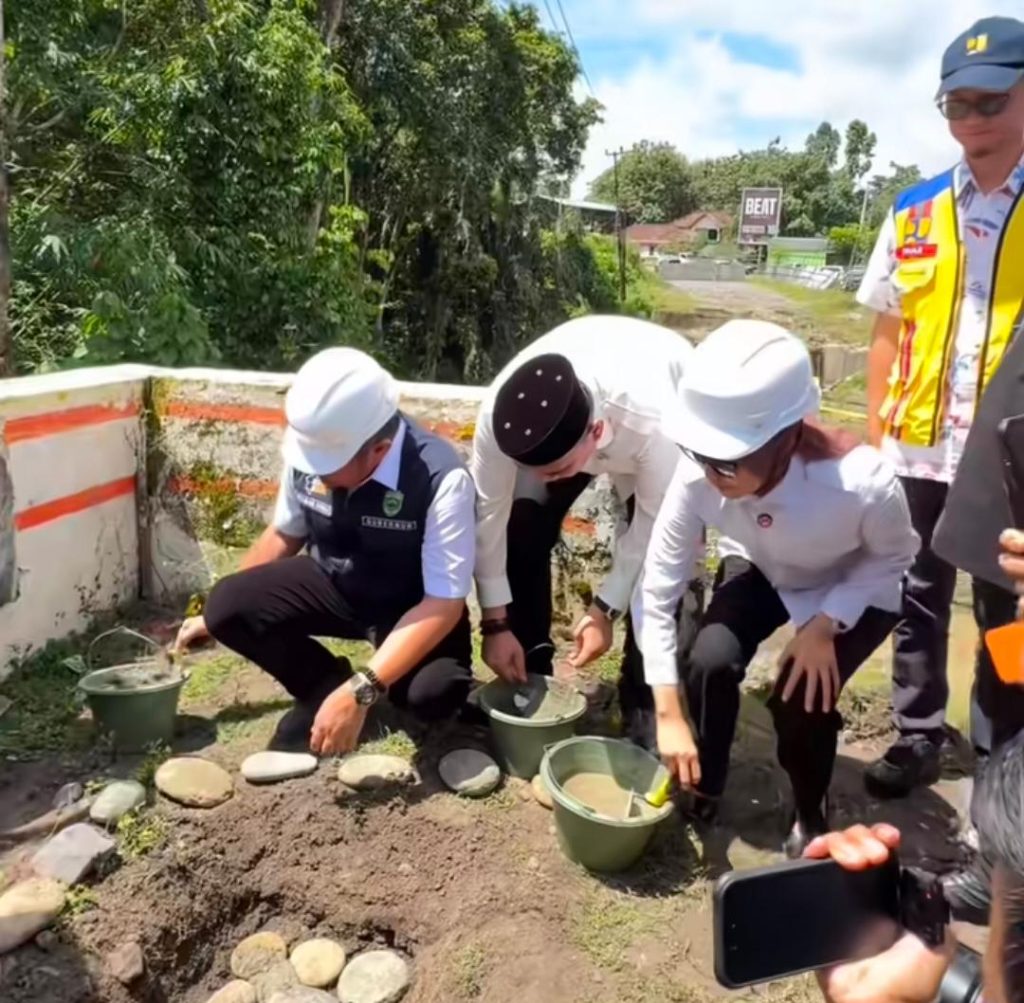 Gubernur Sumsel, H. Herman Deru melakukan peletakan batu pertama jembatan air lawai di dampingi oleh Wakil Bupati Lahat, Widia Ningsih. (Foto: IST/Heri Susanto)
