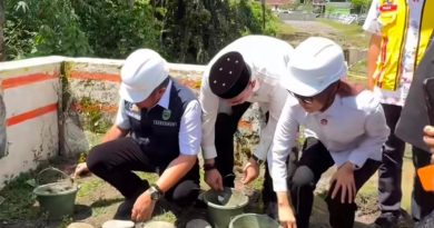 Gubernur Sumsel, H. Herman Deru melakukan peletakan batu pertama jembatan air lawai di dampingi oleh Wakil Bupati Lahat, Widia Ningsih. (Foto: IST/Heri Susanto)