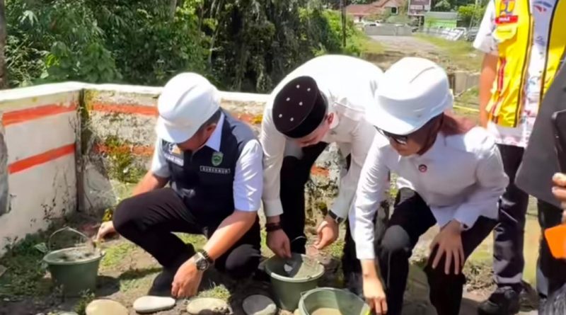 Gubernur Sumsel, H. Herman Deru melakukan peletakan batu pertama jembatan air lawai di dampingi oleh Wakil Bupati Lahat, Widia Ningsih. (Foto: IST/Heri Susanto)
