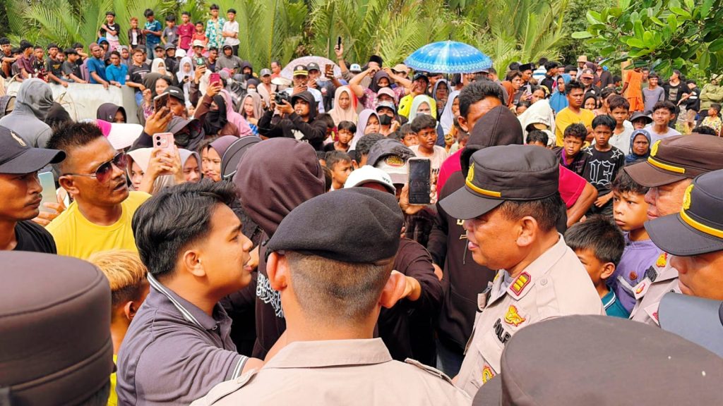 Aksi unjuk rasa warga Panipahan, Kecamatan Pasir Limau Kapas, Kabupaten Rokan Hilir, Jumat sore (10/4/2026), berakhir ricuh. (Foto: Humas Polda Riau)
