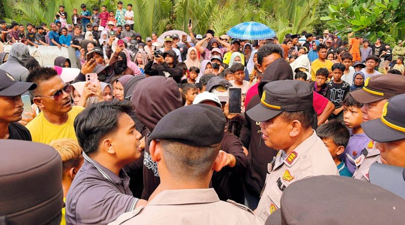 Aksi unjuk rasa warga Panipahan, Kecamatan Pasir Limau Kapas, Kabupaten Rokan Hilir, Jumat sore (10/4/2026), berakhir ricuh. (Foto: Humas Polda Riau)