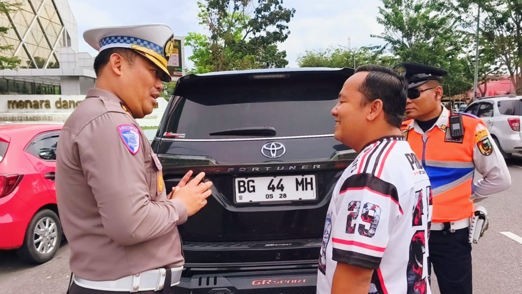 Direktorat Lalu Lintas (Ditlantas) Polda Riau kembali menggelar kegiatan hunting penertiban terhadap kendaraan yang menggunakan Tanda Nomor Kendaraan Bermotor (TNKB) tidak sesuai spesifikasi teknis. Operasi yang berlangsung pada Sabtu (11/4/2026) ini menyasar pelat nomor modifikasi yang menyalahi aturan. (Foto: Humas Dirlantas Polda Riau)