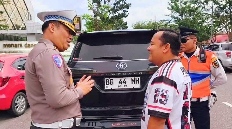 Direktorat Lalu Lintas (Ditlantas) Polda Riau kembali menggelar kegiatan hunting penertiban terhadap kendaraan yang menggunakan Tanda Nomor Kendaraan Bermotor (TNKB) tidak sesuai spesifikasi teknis. Operasi yang berlangsung pada Sabtu (11/4/2026) ini menyasar pelat nomor modifikasi yang menyalahi aturan. (Foto: Humas Dirlantas Polda Riau)