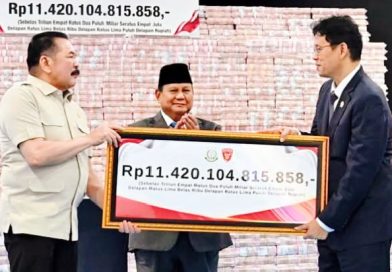 Presiden Prabowo Subianto menyaksikan langsung prosesi penyerahan denda administratif dan penyelamatan keuangan negara di Kompleks Kejaksaan Agung RI, Jakarta, Jumat (10/4/2026). (Foto: BPMI Setpres)