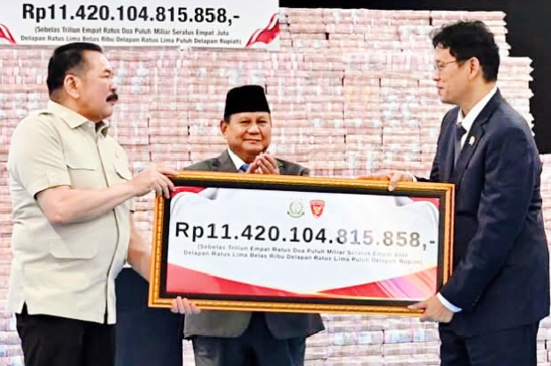 Presiden Prabowo Subianto menyaksikan langsung prosesi penyerahan denda administratif dan penyelamatan keuangan negara di Kompleks Kejaksaan Agung RI, Jakarta, Jumat (10/4/2026). (Foto: BPMI Setpres)