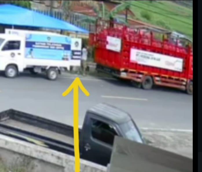 Lokasi insiden ledakan gas LPG di depan Gardu Induk PLN Koto Lolo, Sungai Penuh. Dugaan keterlibatan mobil operasional program Makan Bergizi Gratis (MBG) dalam aktivitas bongkar muat gas ini kini tengah diselidiki oleh pihak terkait. (Foto: IST/Dewi Yulianti)
