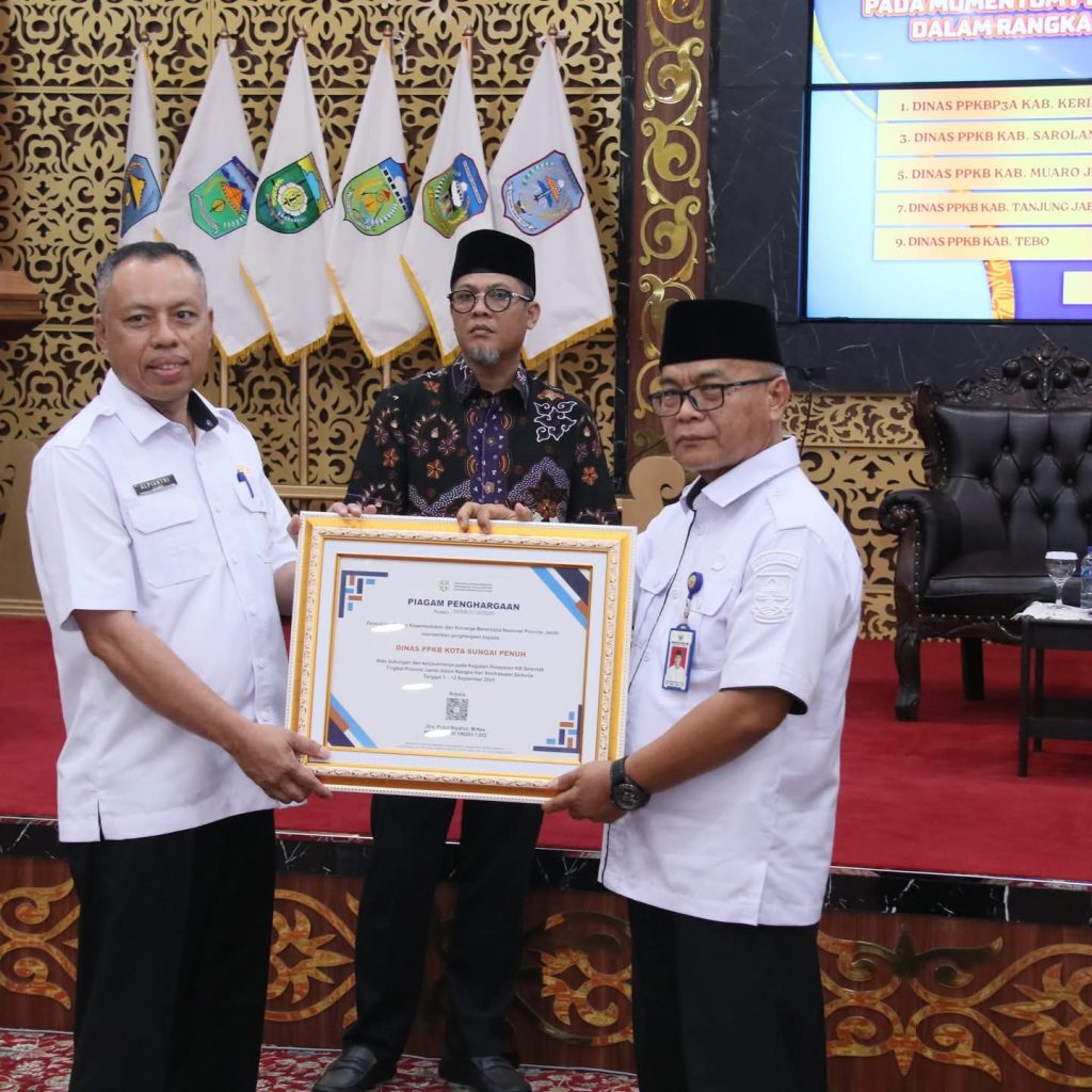 Kepala Dinas PPPAPPKB Kota Sungai Penuh saat menerima piagam penghargaan dalam penilaian kinerja Bangga Kencana tingkat Provinsi Jambi. Kota Sungai Penuh sukses memborong empat penghargaan sekaligus atas inovasi dan realisasi program sepanjang 2025. (Foto: IST/Dewi Yulianti)