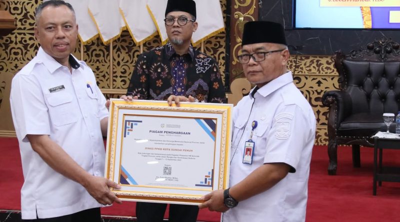 Kepala Dinas PPPAPPKB Kota Sungai Penuh saat menerima piagam penghargaan dalam penilaian kinerja Bangga Kencana tingkat Provinsi Jambi. Kota Sungai Penuh sukses memborong empat penghargaan sekaligus atas inovasi dan realisasi program sepanjang 2025. (Foto: IST/Dewi Yulianti)