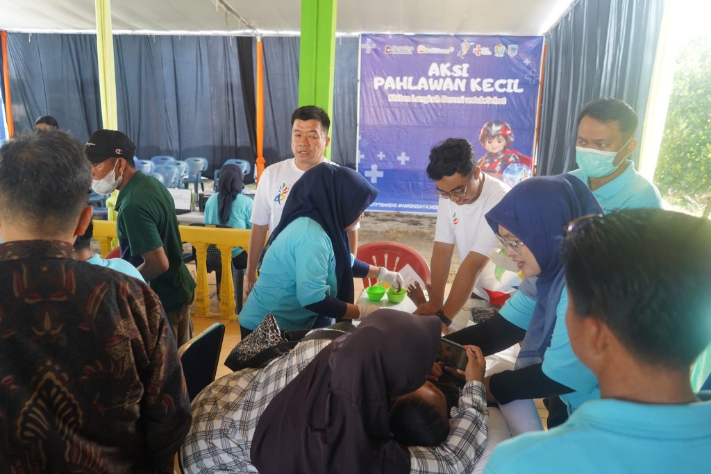 PT Bukit Asam (Persero) Tbk (PTBA) peringati HUT ke-45 dengan melakukan program “Aksi Pahlawan Kecil” dengan menggelar kegiatan khitanan massal gratis di wilayah operasionalnya. (Foto: Humas PTBA)