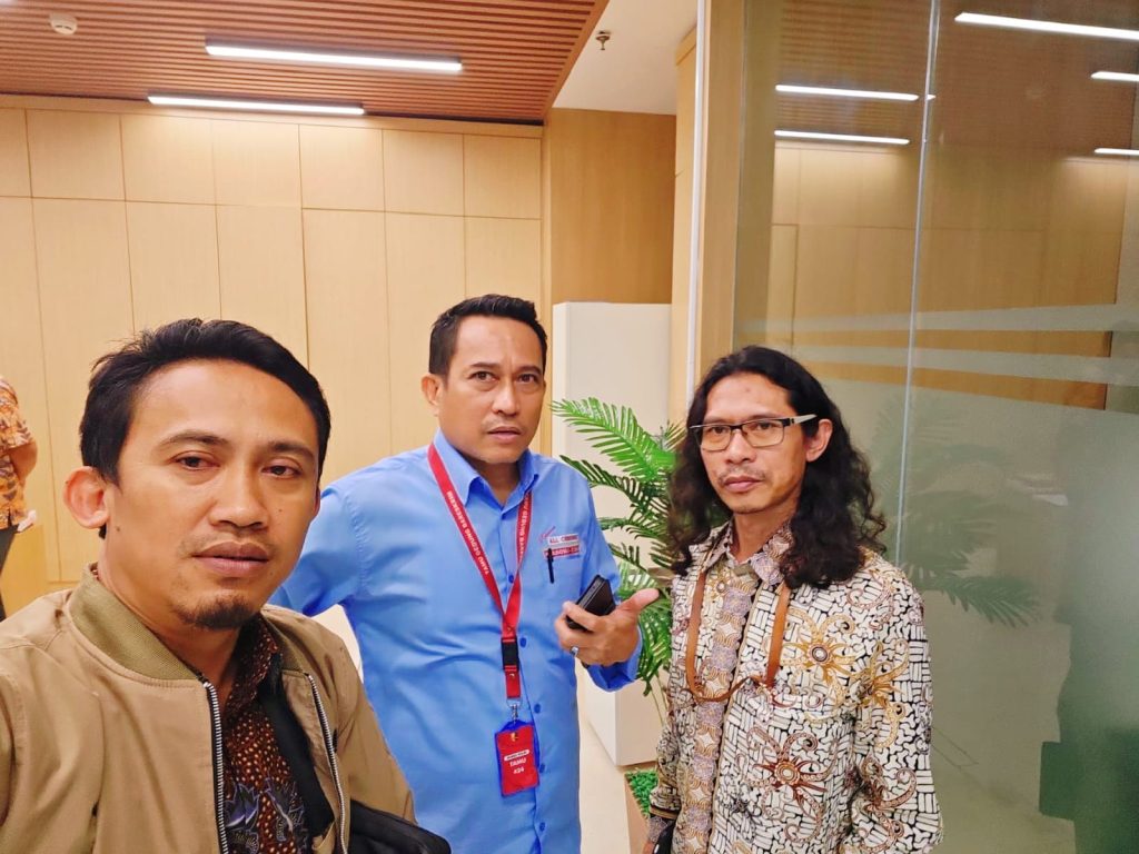Belasan organisasi yang tergabung dalam Koalisi Nasional Relawan Pendukung Prabowo-Gibran dan Jokowi mendatangi Bareskrim Mabes Polri, Jumat, 10 April 2026. (Foto: Toby)