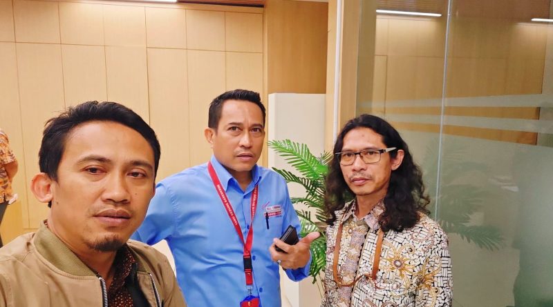 Belasan organisasi yang tergabung dalam Koalisi Nasional Relawan Pendukung Prabowo-Gibran dan Jokowi mendatangi Bareskrim Mabes Polri, Jumat, 10 April 2026. (Foto: Toby)