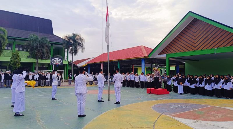 Direktorat Lalu Lintas (Ditlantas) Polda Riau terus berkomitmen membangun budaya tertib berlalu lintas sekaligus kepedulian lingkungan sejak usia dini. Komitmen ini diwujudkan melalui program Police Goes To School dan Green Policing di MAN 1 Pekanbaru, Senin pagi (13/4/2026). (Foto: Humas Dirlantas Polda Riau )