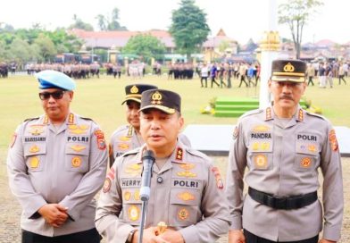 Kapolda Riau, Irjen Herry Heryawan, mengambil langkah tegas dengan mencopot IPTU Robiansyah, S.H., M.H., dari jabatannya sebagai Kapolsek Panipahan. Tak hanya Kapolsek, Kanit Reskrim Polsek Panipahan, Aipda Rahmat Ilyas, juga turut dinonaktifkan dari jabatannya, Senin (13/4/2026). (Foto: Humas Polda Riau)