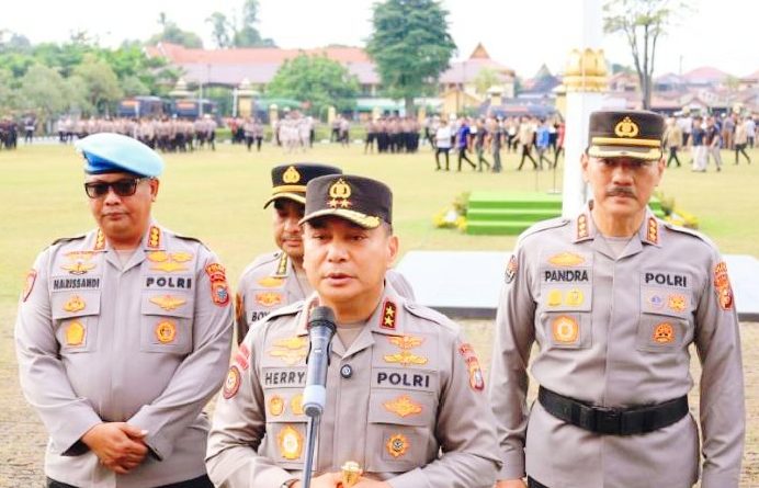 Kapolda Riau, Irjen Herry Heryawan, mengambil langkah tegas dengan mencopot IPTU Robiansyah, S.H., M.H., dari jabatannya sebagai Kapolsek Panipahan. Tak hanya Kapolsek, Kanit Reskrim Polsek Panipahan, Aipda Rahmat Ilyas, juga turut dinonaktifkan dari jabatannya, Senin (13/4/2026). (Foto: Humas Polda Riau)