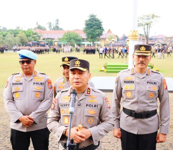 Kapolda Riau, Irjen Herry Heryawan, mengambil langkah tegas dengan mencopot IPTU Robiansyah, S.H., M.H., dari jabatannya sebagai Kapolsek Panipahan. Tak hanya Kapolsek, Kanit Reskrim Polsek Panipahan, Aipda Rahmat Ilyas, juga turut dinonaktifkan dari jabatannya, Senin (13/4/2026). (Foto: Humas Polda Riau)