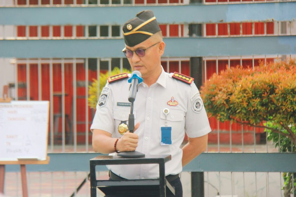 Lembaga Pemasyarakatan (Lapas) Kelas IIA Pekanbaru menggelar apel pagi sebagai bentuk penguatan disiplin bagi seluruh jajaran petugas. Kegiatan yang berlangsung pada Senin (13/4/2026) ini dipimpin langsung oleh Kepala Lapas Pekanbaru, Yuniarto. (Foto: Humas Lapas llA Pekanbaru)
